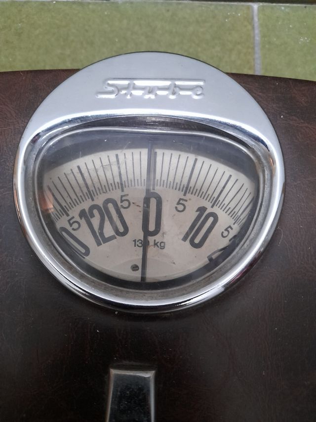 BASCULA ANTIGUA, PIEL