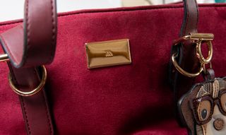 Bolso Paco Martínez color burdeos.