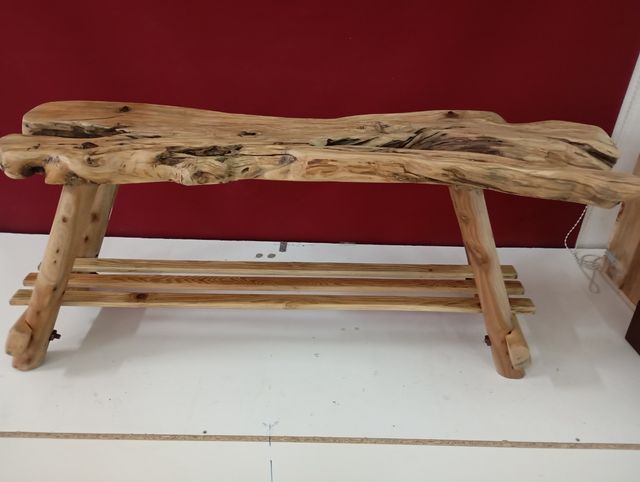 Comodino rustico ed elegante