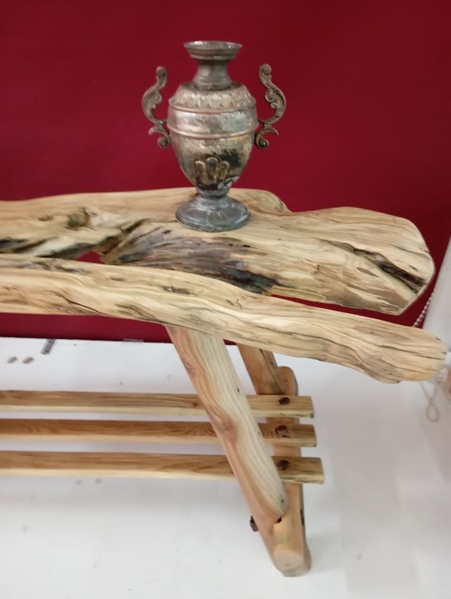 Comodino rustico ed elegante