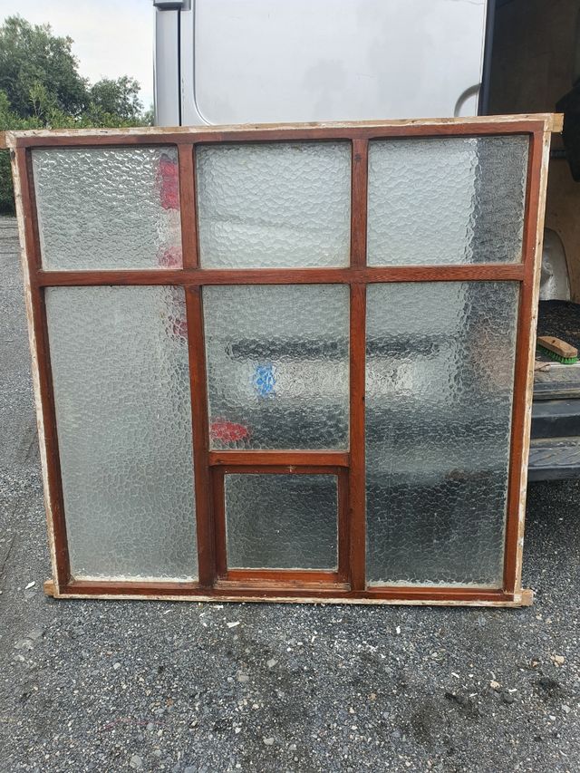 Gran ventana antigua con celosías