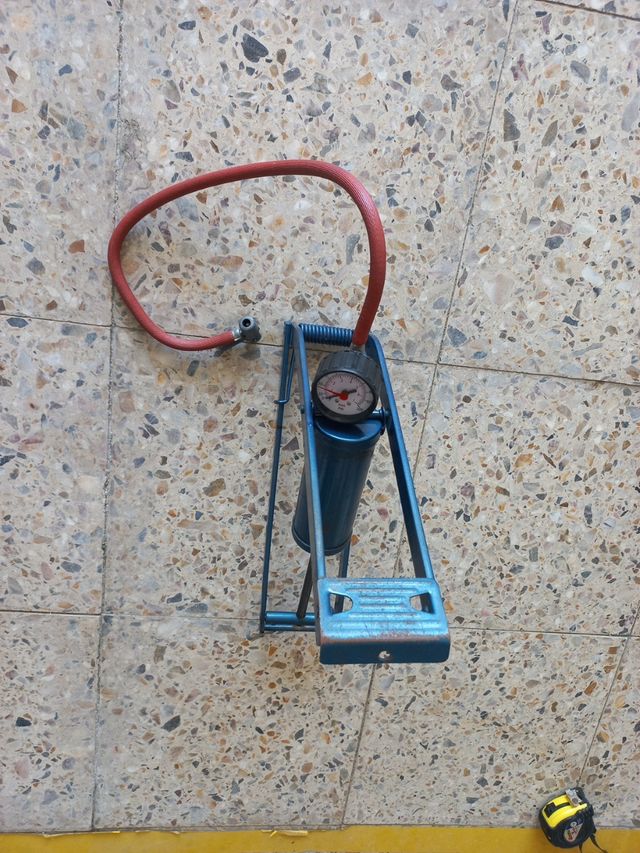 Bomba de inflado de pie para neumáticos.