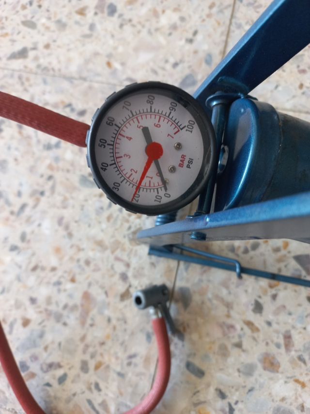 Bomba de inflado de pie para neumáticos.