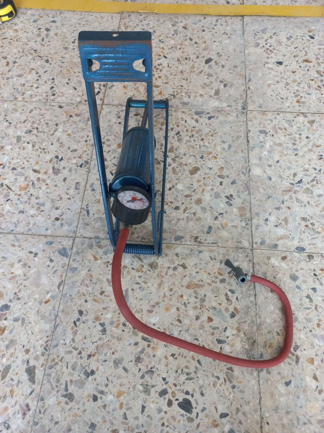 Bomba de inflado de pie para neumáticos.