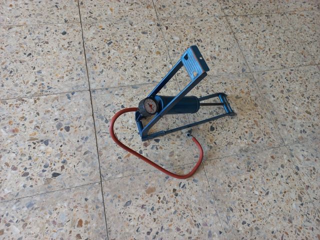 Bomba de inflado de pie para neumáticos.