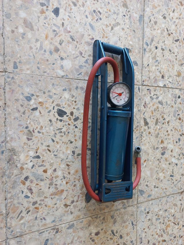 Bomba de inflado de pie para neumáticos.