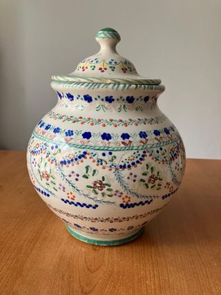 Tarro de cerámica antiguo