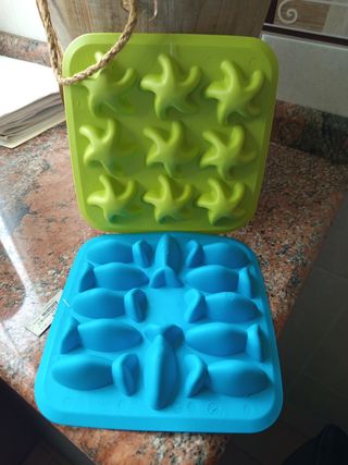 2 Cubiteras formas peces y estrellas