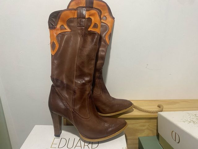 Botas western marron y naranja