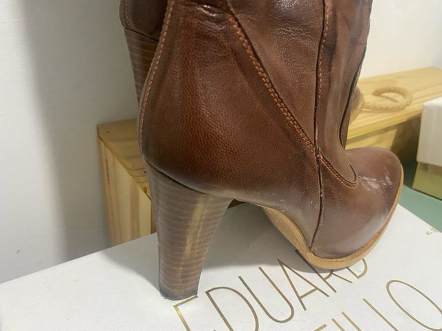 Botas western marron y naranja