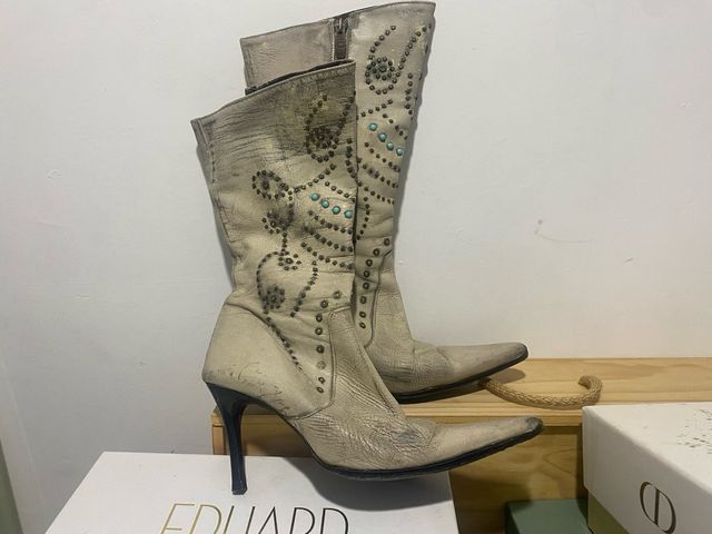 Botines color hielo con tachuelas