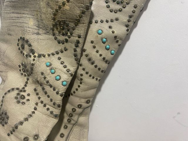 Botines color hielo con tachuelas