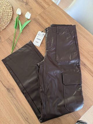 Pantalon cargo efecto piel Zara marron