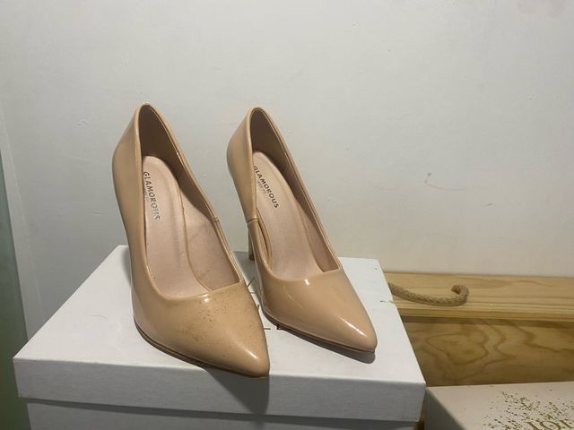 Zapatos de salon color piel de charol