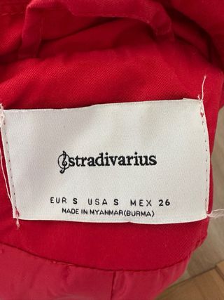 Gabardina roja Stradivarius