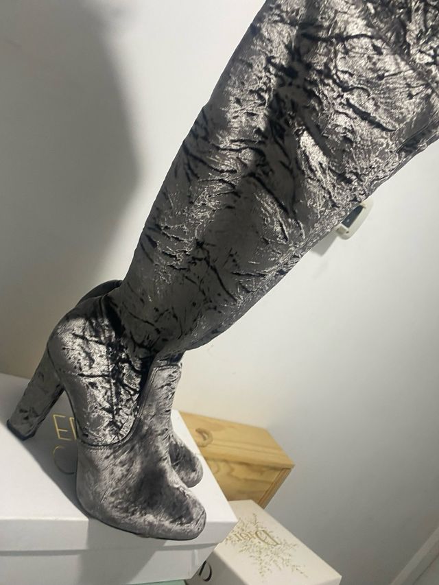 Botas mosqueteras de terciopelo gris