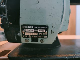 Maquina coser Alfa,Eléctrica,armario