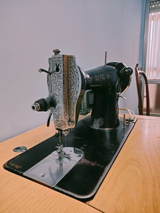 Maquina coser Alfa,Eléctrica,armario