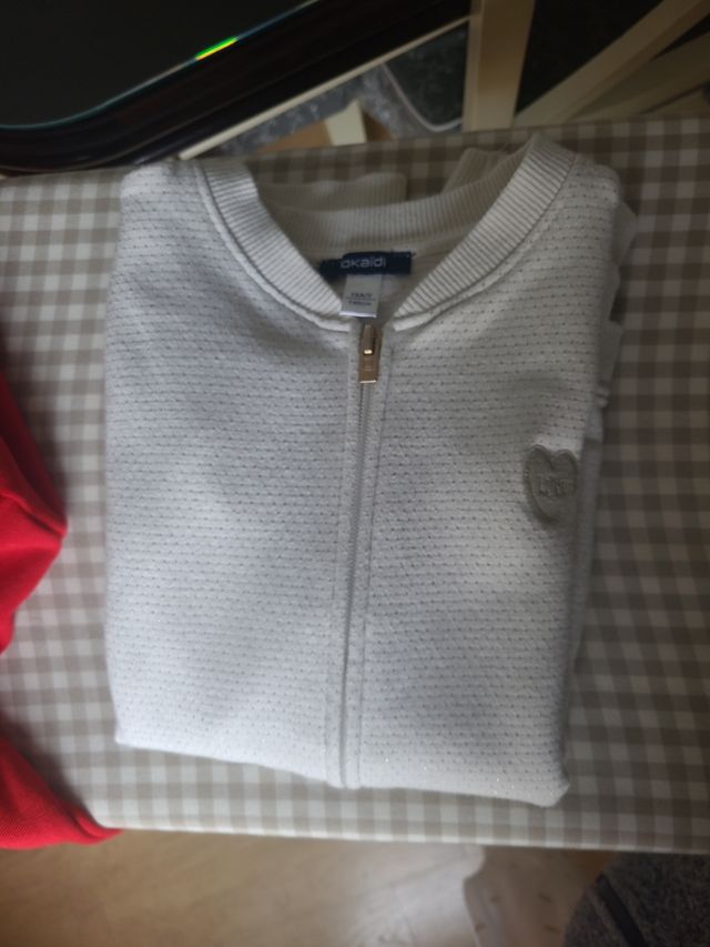 Lote 4. 2 Chaquetas niña tipo chandal y 2 sudadera