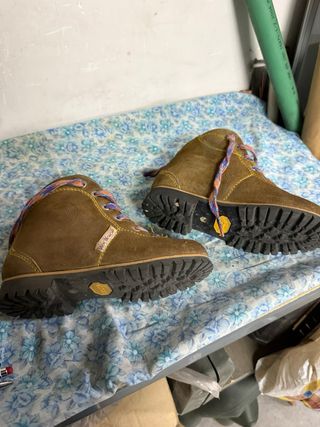 Botas de montaña usadas