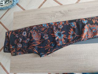 Pantalones desigual
