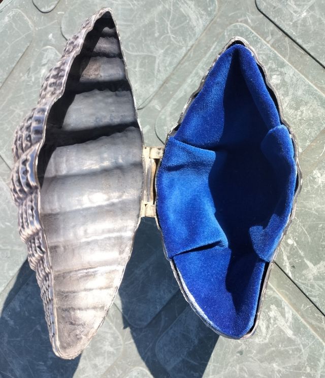 conchiglia in bronzo e portagioie in velluto