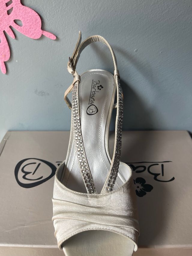 Scarpe in raso argento con tacco alto