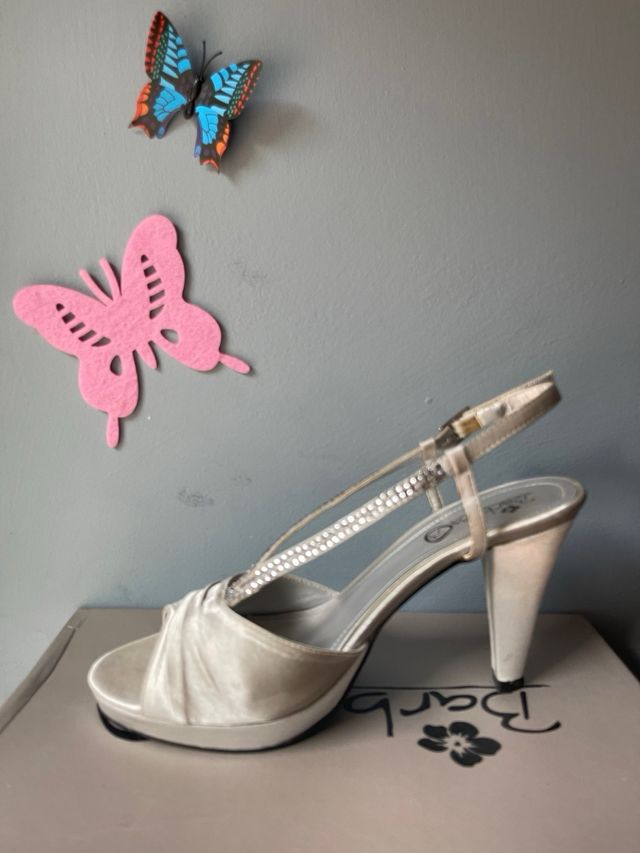 Scarpe in raso argento con tacco alto