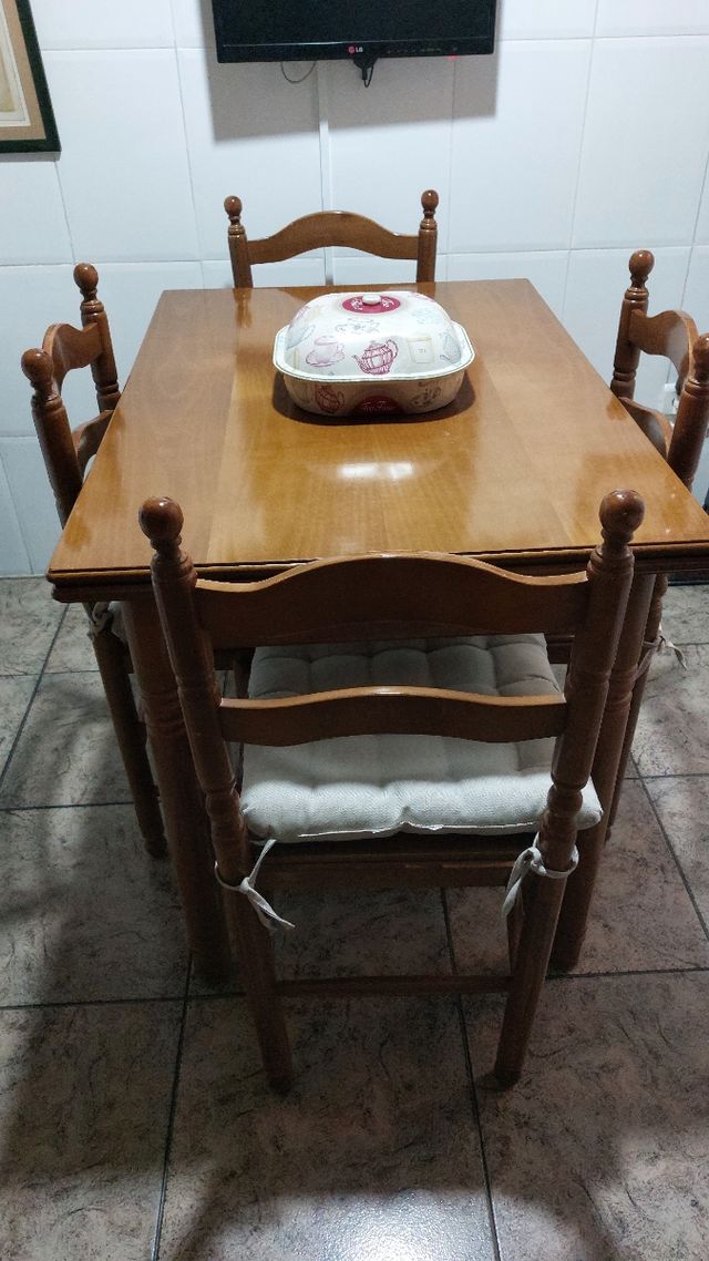 Conjunto de mesa y 4 sillas cocina