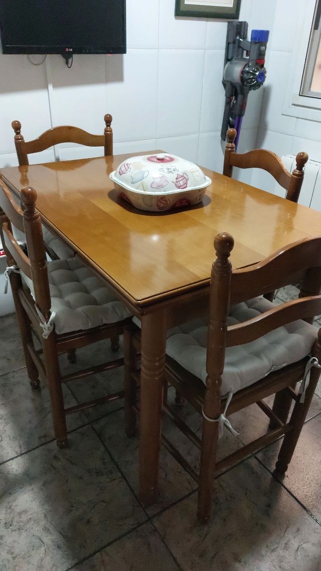 Conjunto de mesa y 4 sillas cocina