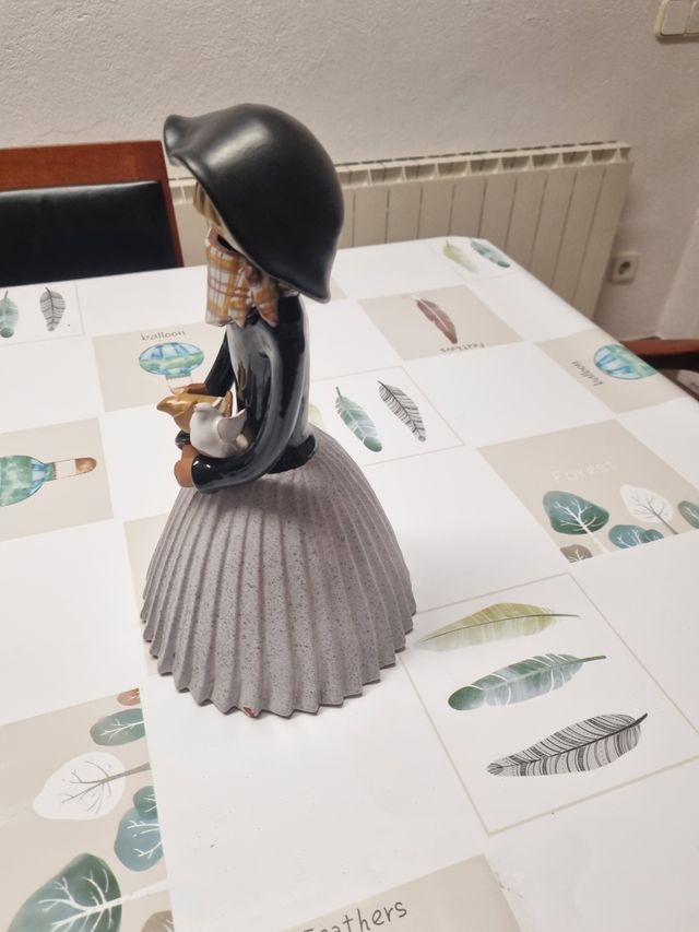 Scultura ragazza in ceramica Spagnola