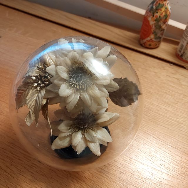 Sfera in vetro con fiori