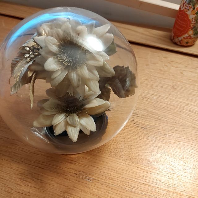 Sfera in vetro con fiori