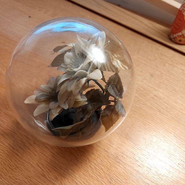 Sfera in vetro con fiori