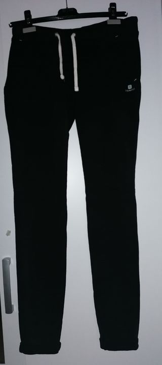 Pantalón chándal negro. T-S