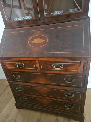 Escritorio-Vitrina. Se aceptan ofertas razonables