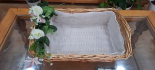 Canasta mimbre. Regalo flores