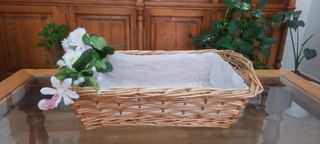 Canasta mimbre. Regalo flores