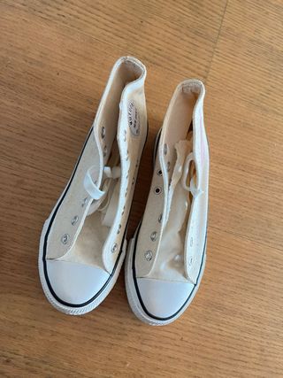 Dois pares de sapatos com atacador