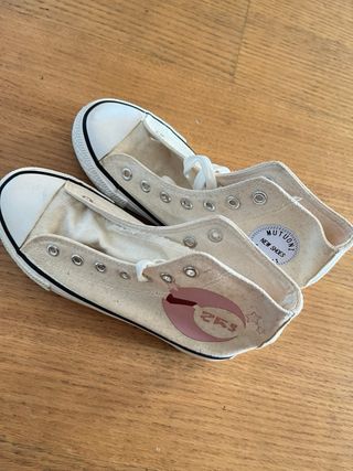 Dois pares de sapatos com atacador