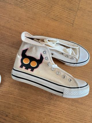 Dois pares de sapatos com atacador