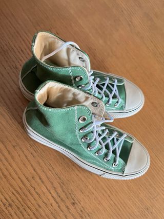 Dois pares de sapatos com atacador