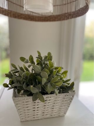 Cesto maceta blanca con planta artificial