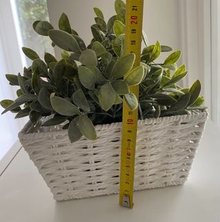 Cesto maceta blanca con planta artificial