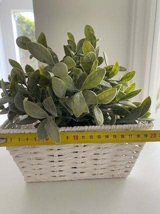 Cesto maceta blanca con planta artificial