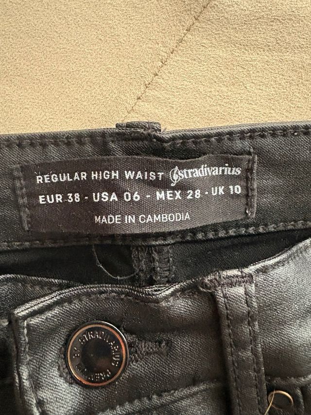 Dos pantalones efecto cuero