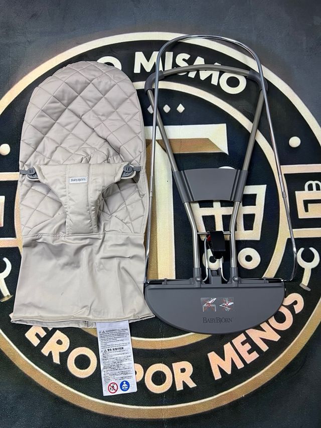 Hamaca ergonomica acolchada color arena.