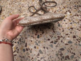 Bolso Guess tonos beige 