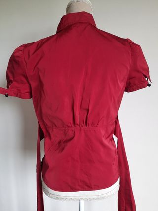 Camisa vermelha acetinada