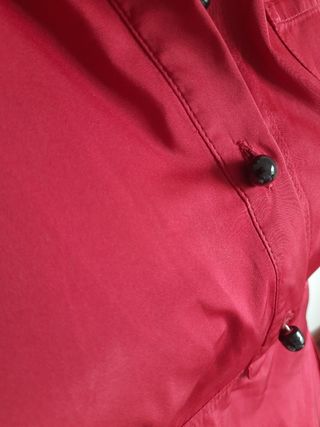 Camisa vermelha acetinada